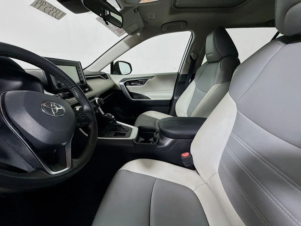Used 2020 Silver Sky Metallic Toyota XLE Premium image 19