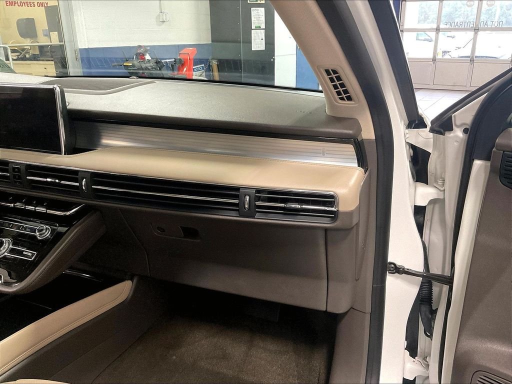 Used 2020 White Lincoln Standard image 13