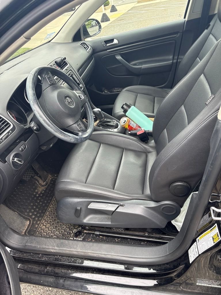 Used 2013 Black Volkswagen 2.5L SE image 1