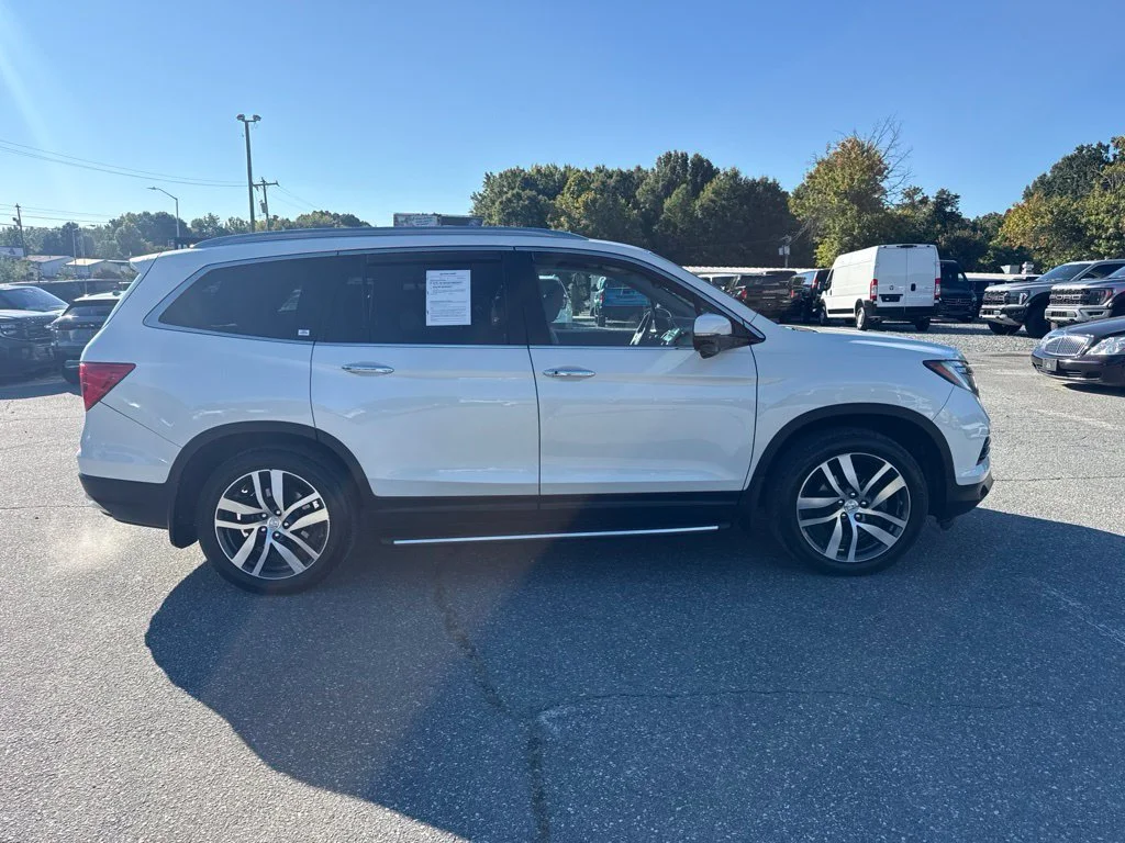 Used 2017  Honda Touring image 6