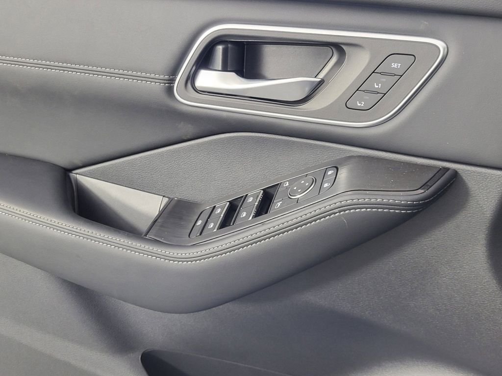 2025 Nissan Rogue Platinum - Photo 9