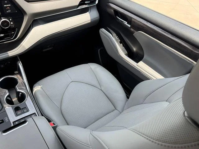 Certified Used 2020 MOON DUST Toyota Limited image 23
