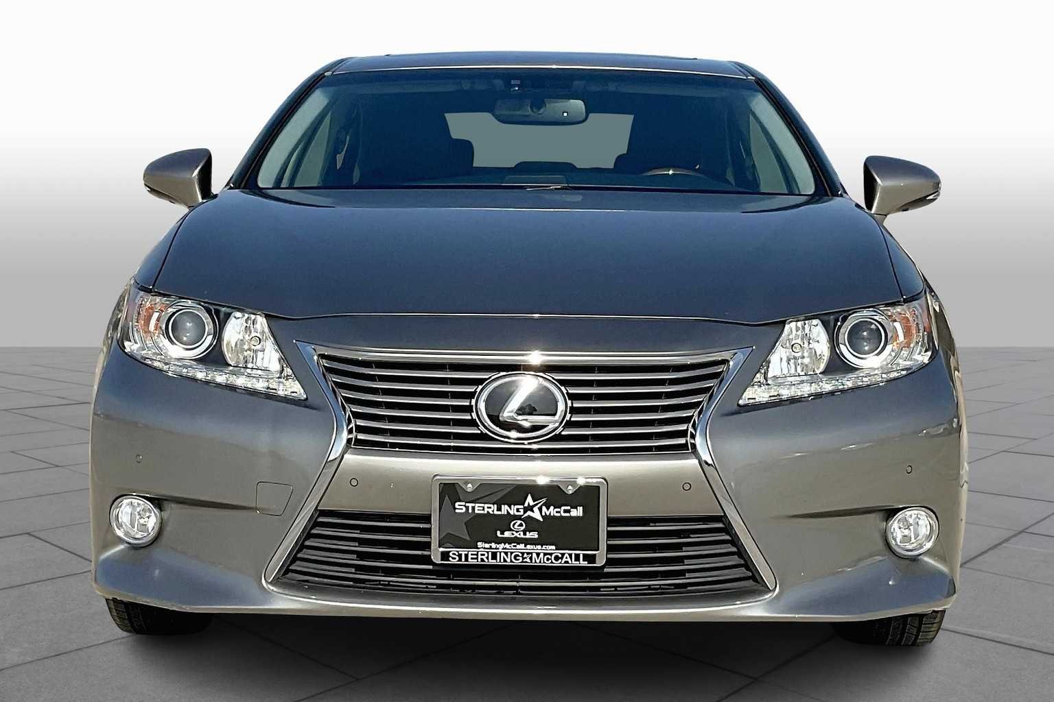 Used 2015 Atomic Silver Lexus  image 4