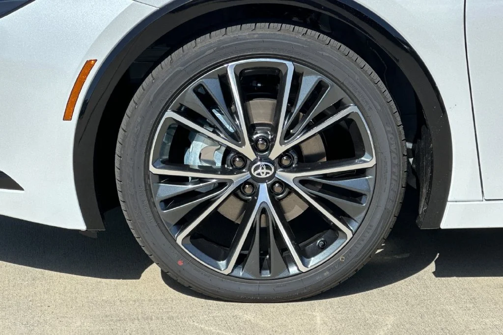 New 2027 Wind Chill Pearl <sup>1</sup> Toyota  Limited AWD image 32