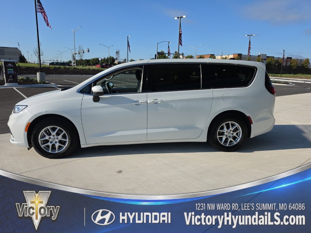 Used 2023 Chrysler Pacifica Touring L with VIN 2C4RC1BG7PR596545 for sale in Kansas City