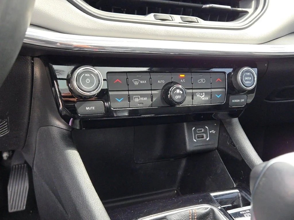 Used 2022 Black Jeep Limited image 27