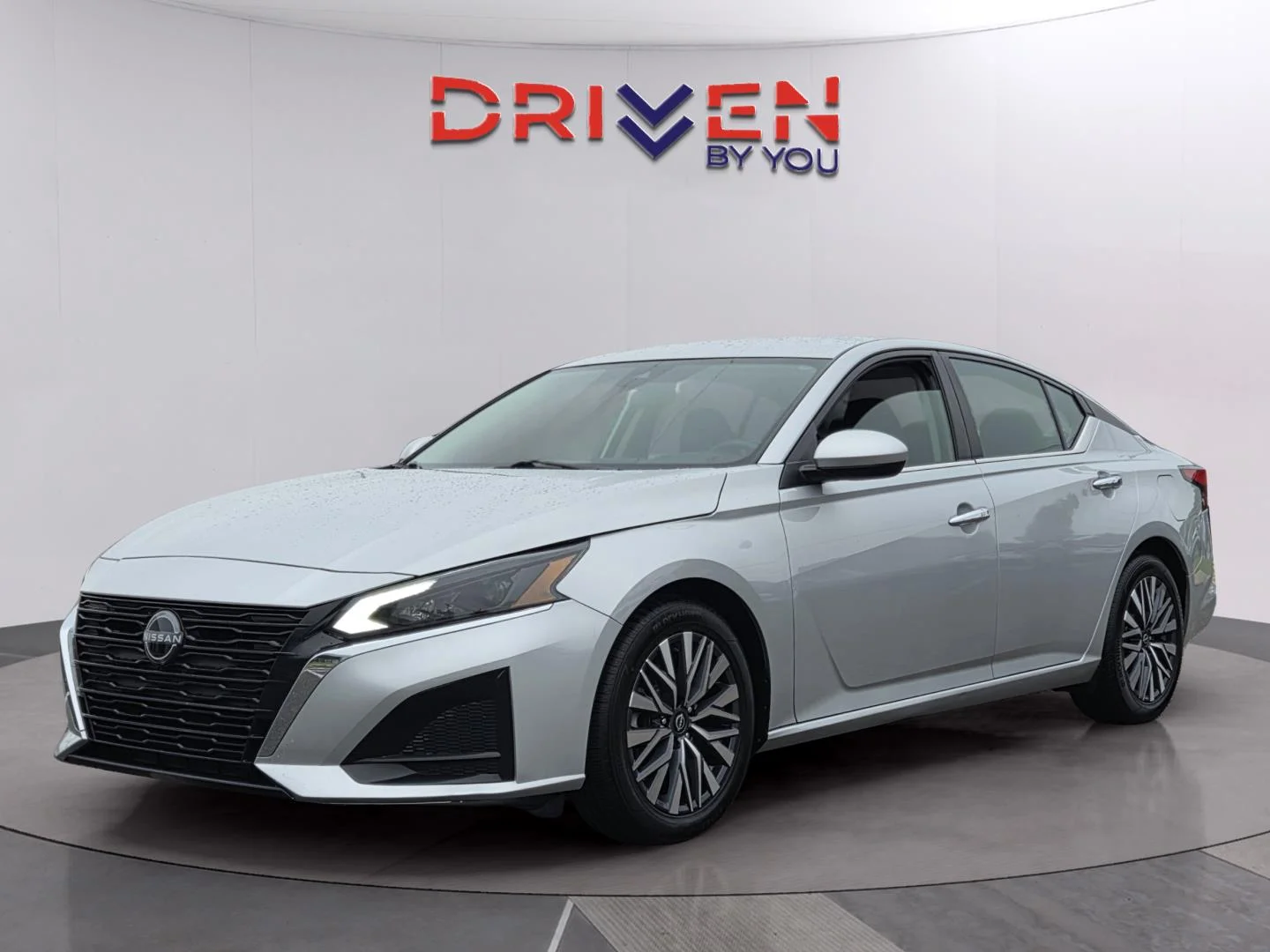 Used 2023 Brilliant Silver Metallic Nissan 2.5 SV image 1