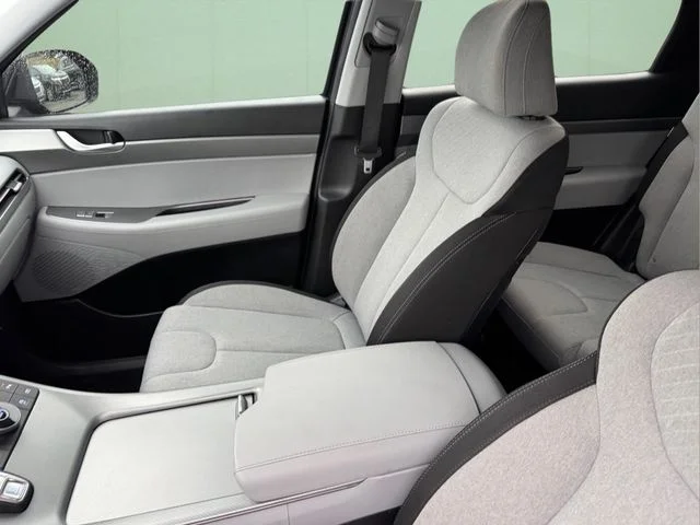 Used 2023 White Hyundai SE image 11