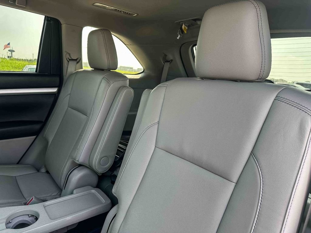 Used 2018 White Toyota XLE image 20