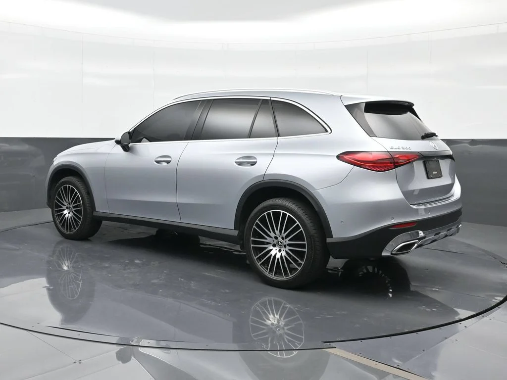 Used 2023 Silver Mercedes-Benz GLC 300 image 2