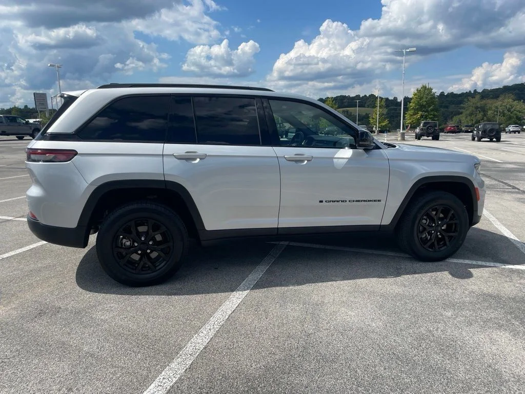 Used 2025 Silver Jeep Altitude image 6