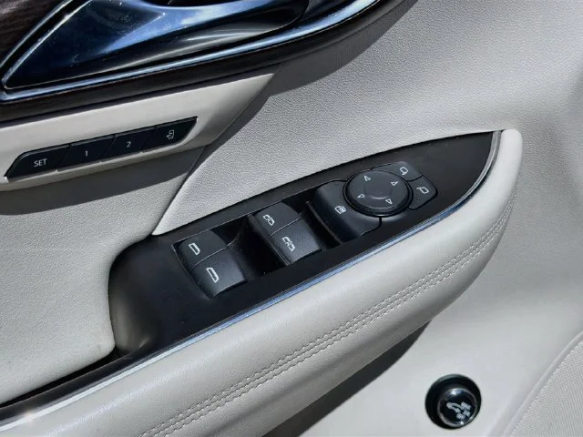 Used 2022 Sapphire Metallic Buick Avenir image 23