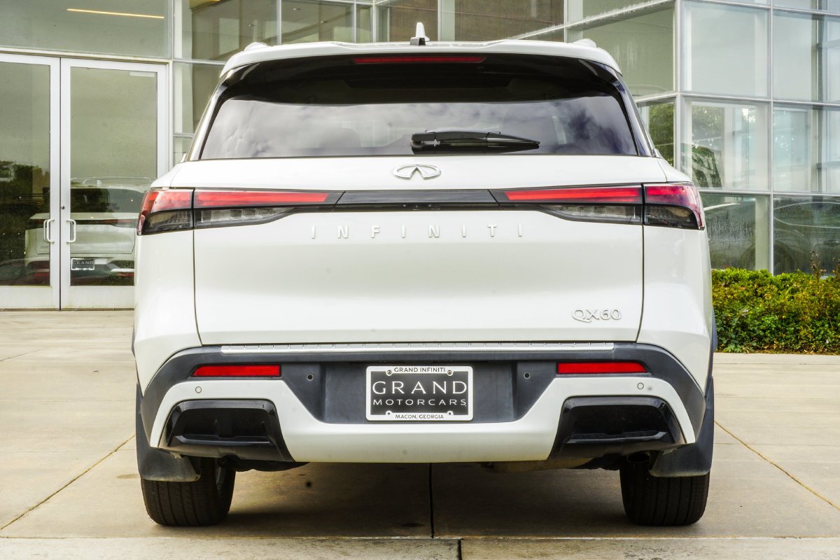 Used 2023 White INFINITI LUXE image 12