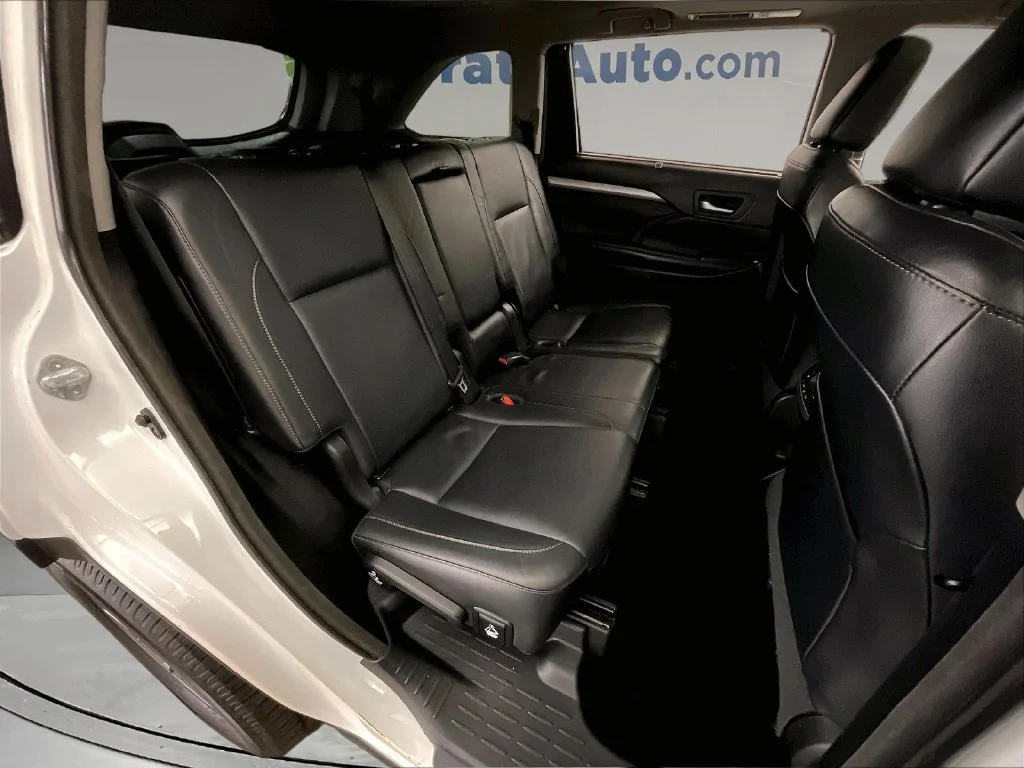 Certified Used 2018 White Toyota XLE image 31