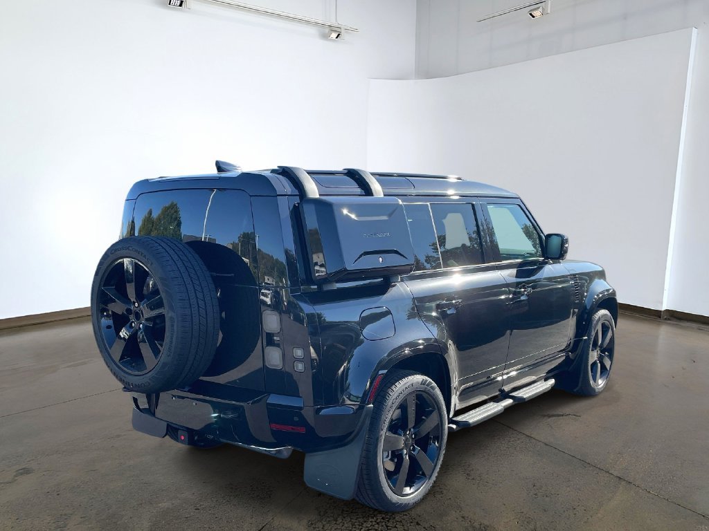 New 2026 Santorini Black Metallic Land Rover X-Dynamic SE image 4