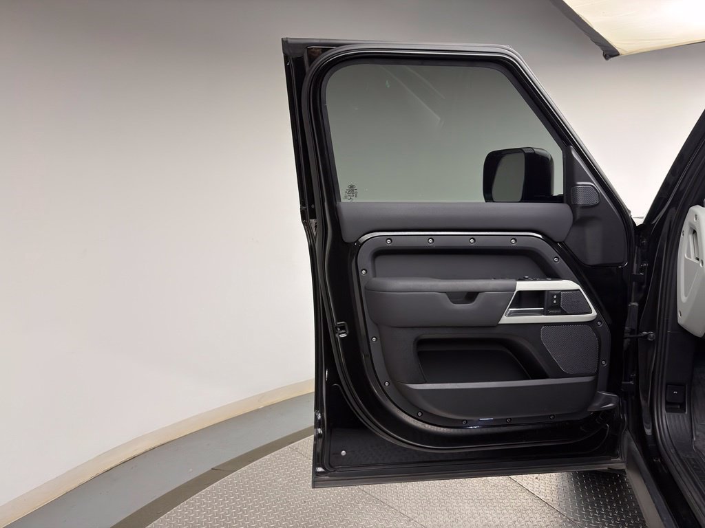 Used 2022 Santorini Black Metallic Land Rover SE image 7
