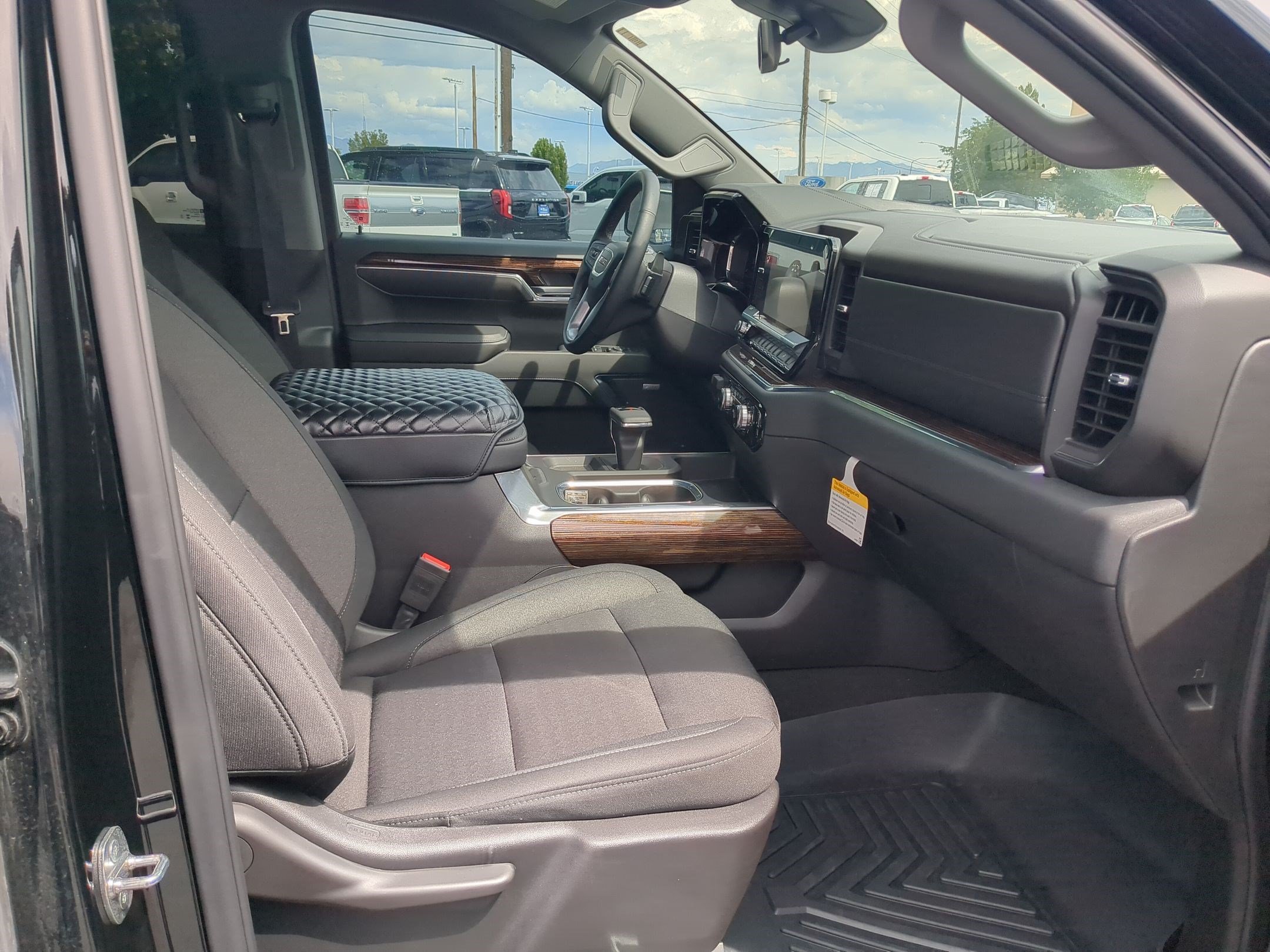 Used 2024 Onyx Black GMC Elevation image 32