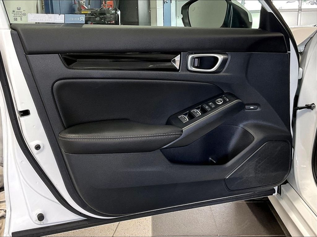 Used 2023 Platinum White Honda Touring image 9