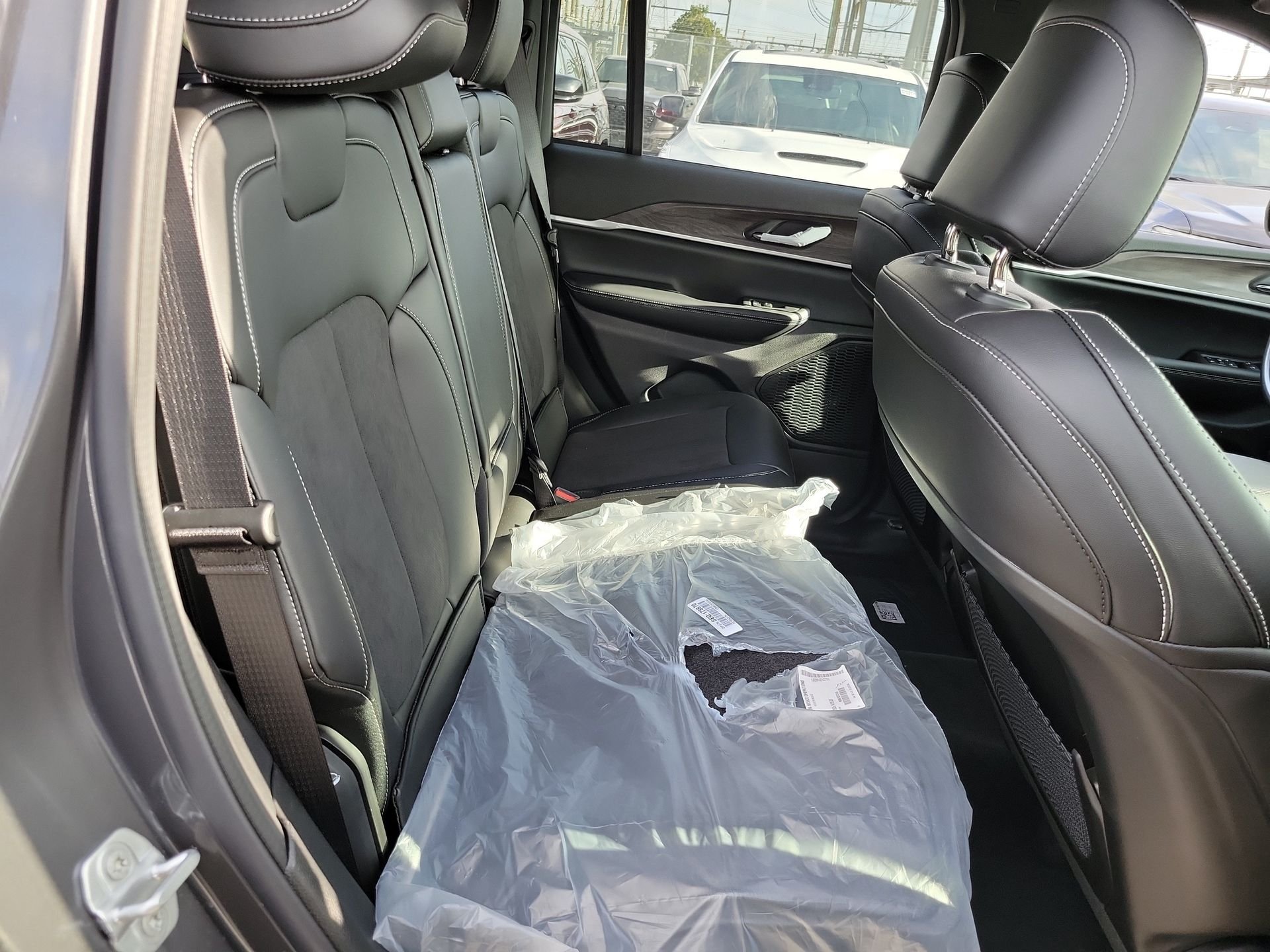 New 2026 Baltic Gray Metallic Clear-Coat Exterior Paint Jeep Altitude image 17