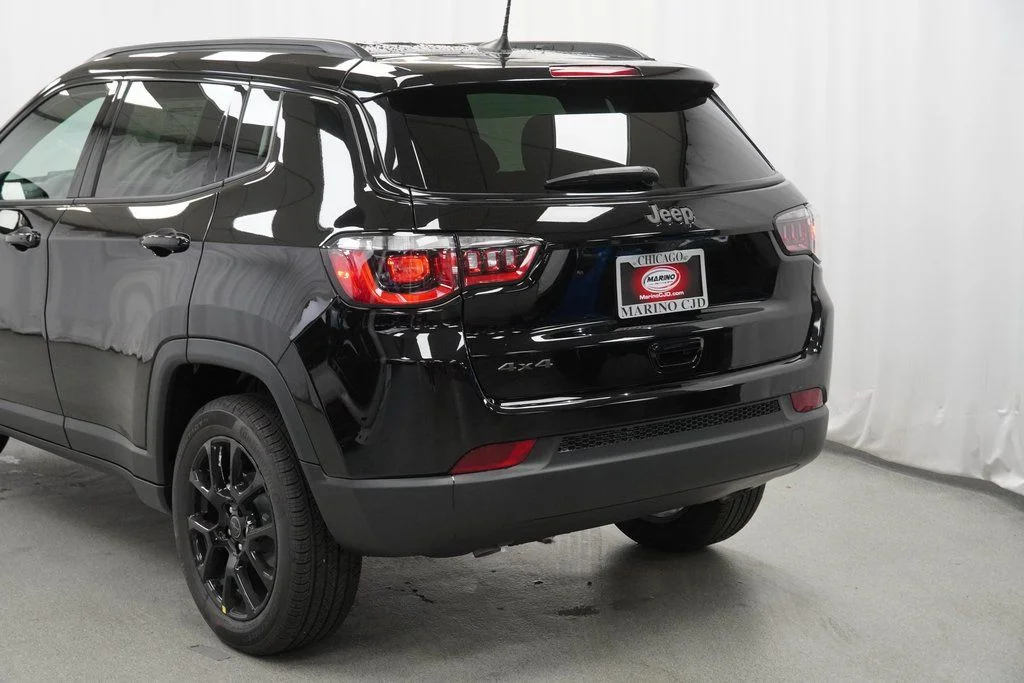 New 2026 Diamond Black Crystal Pearlcoat Jeep Latitude image 12
