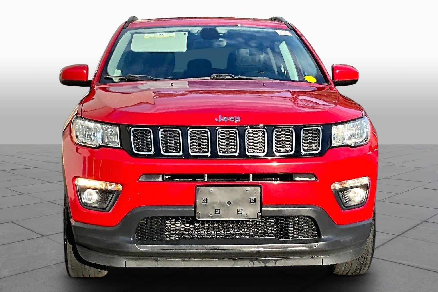 Used 2018 Redline Pearlcoat Jeep Latitude image 4