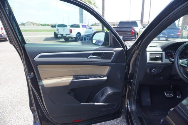 Used 2021 Deep Black Pearl Volkswagen 3.6L V6 SE w/Technology R-Line image 15