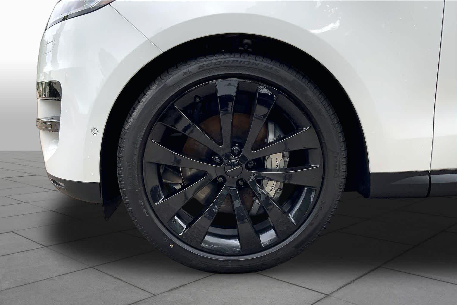 New 2026 Fuji White Land Rover SE image 15