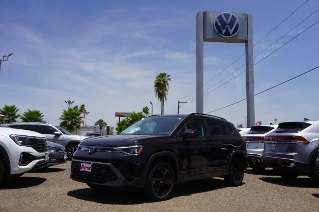 2026 Volkswagen Taos SE Black