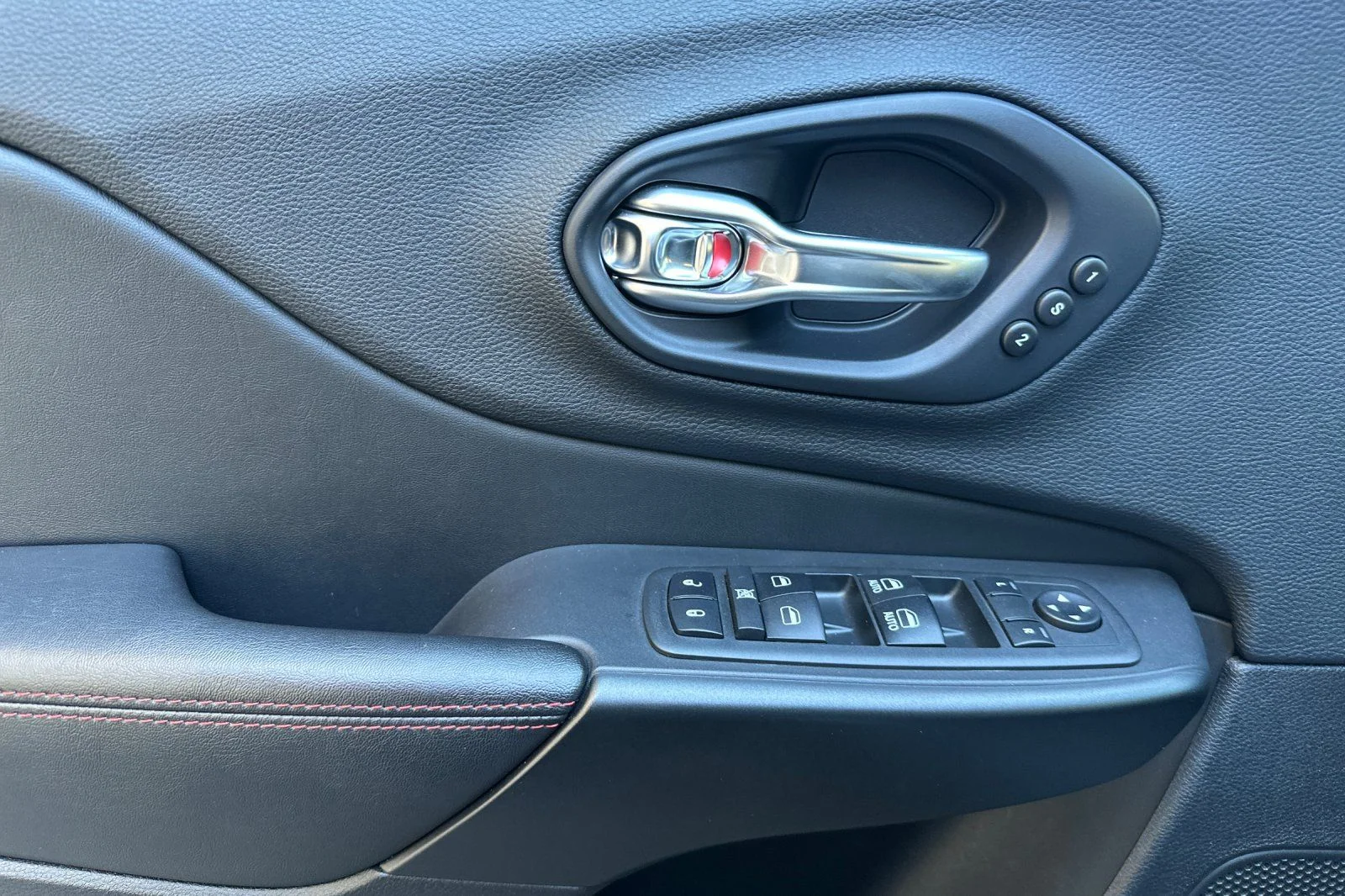 Used 2019 Billet Silver Metallic Clearcoat Jeep Trailhawk image 12