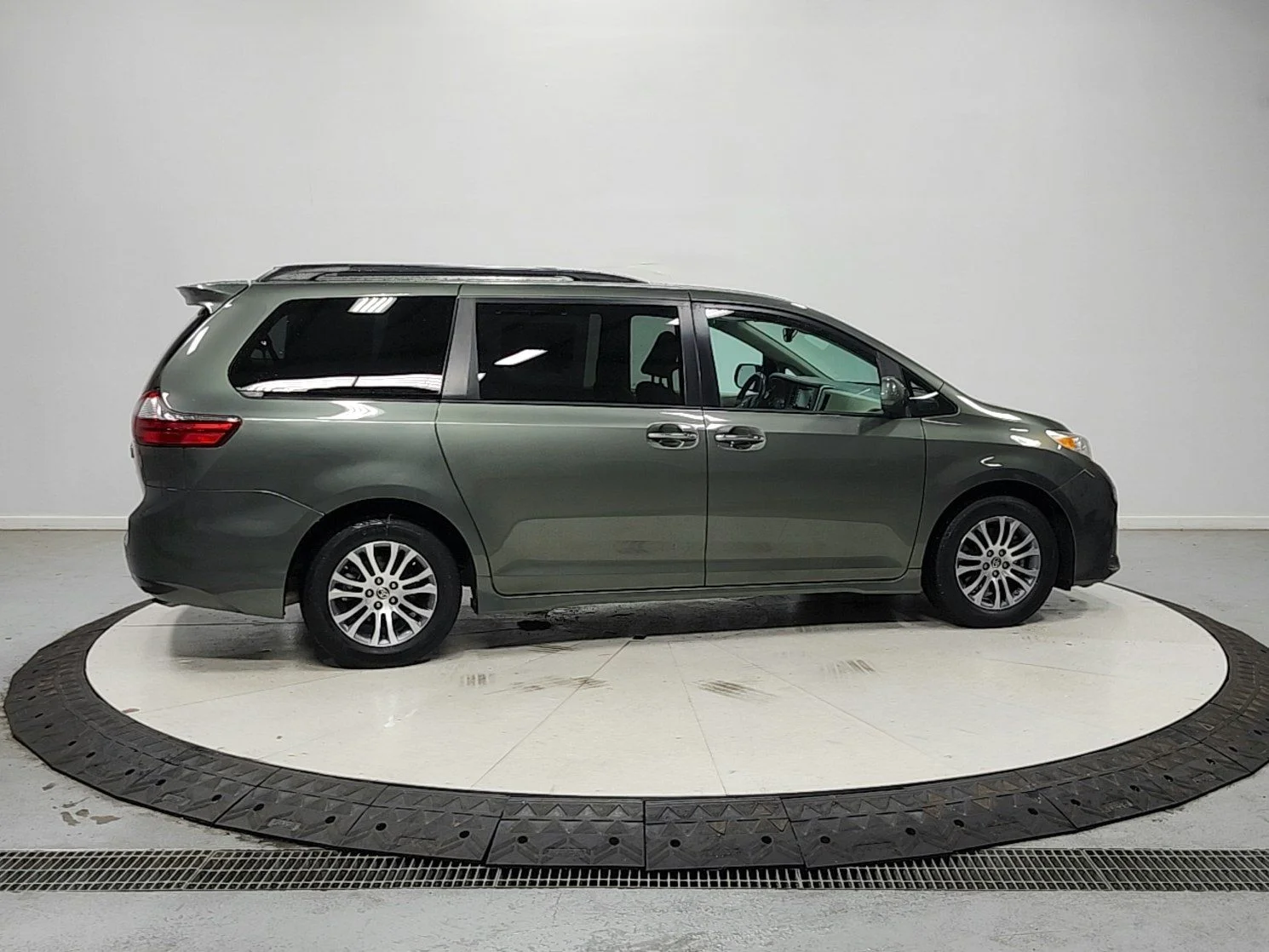 Used 2020 Green Toyota XLE Premium image 9