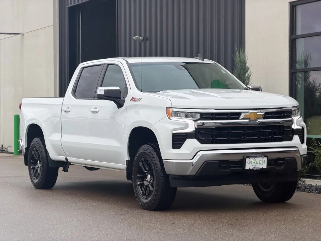 Used 2023 White Chevrolet LT image 4