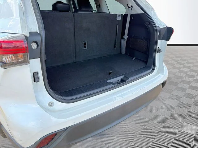 Used 2020 White Toyota LE image 28
