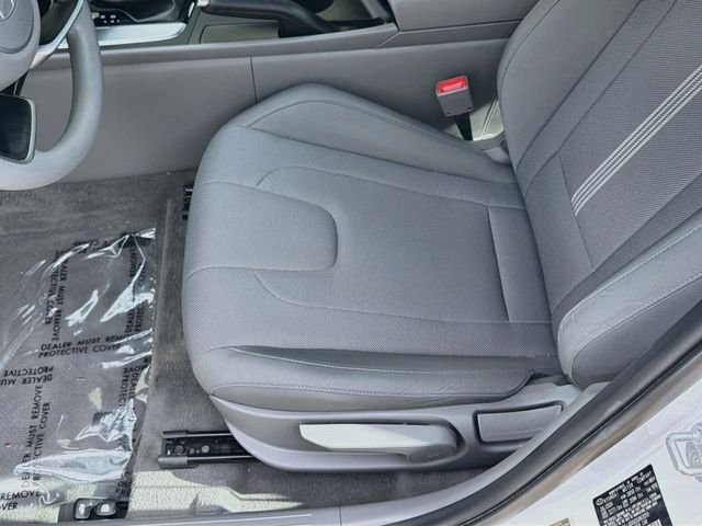 Used 2025 White Hyundai SE image 19