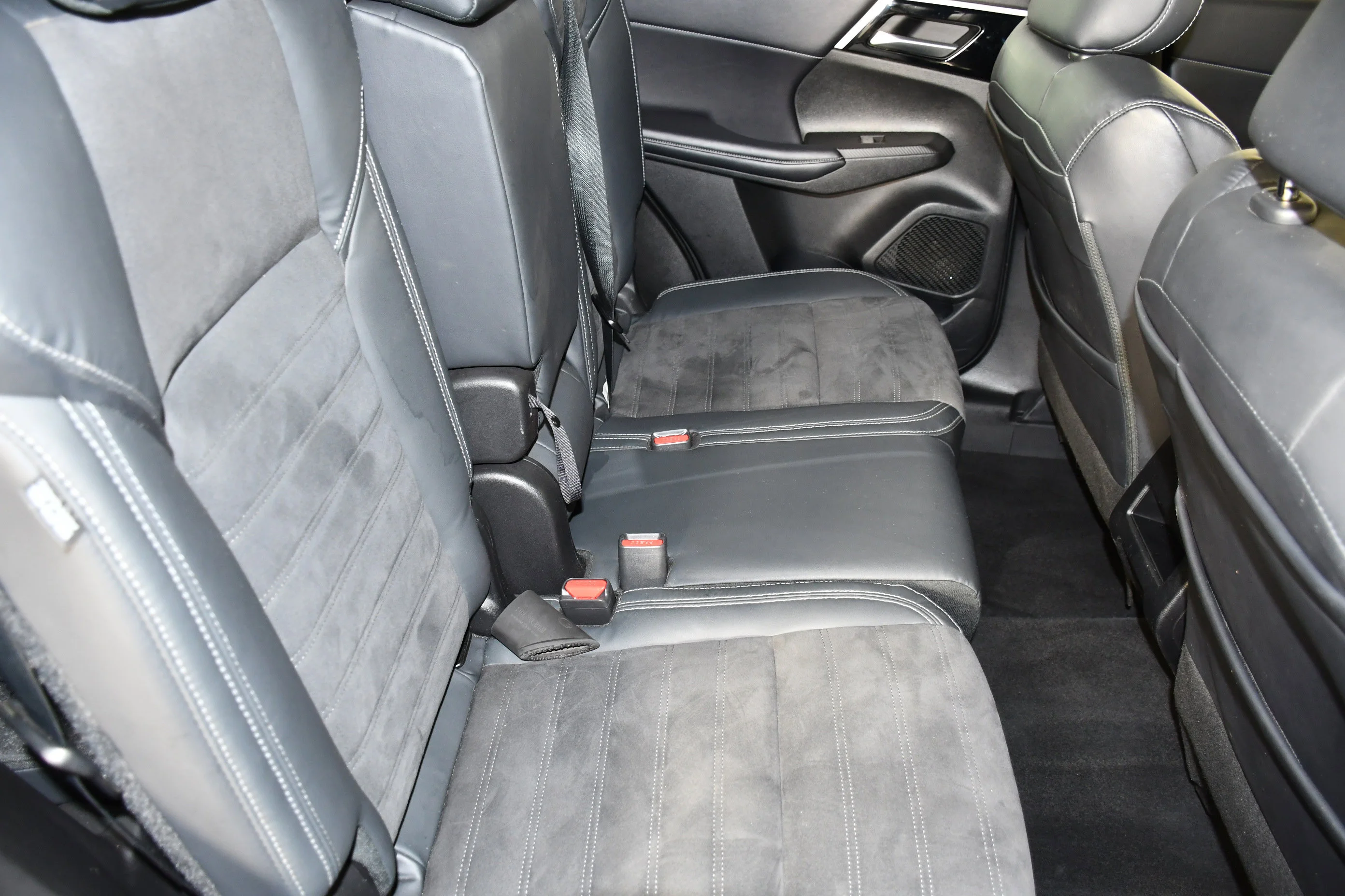 Certified Used 2023 White Diamond Mitsubishi SE image 44