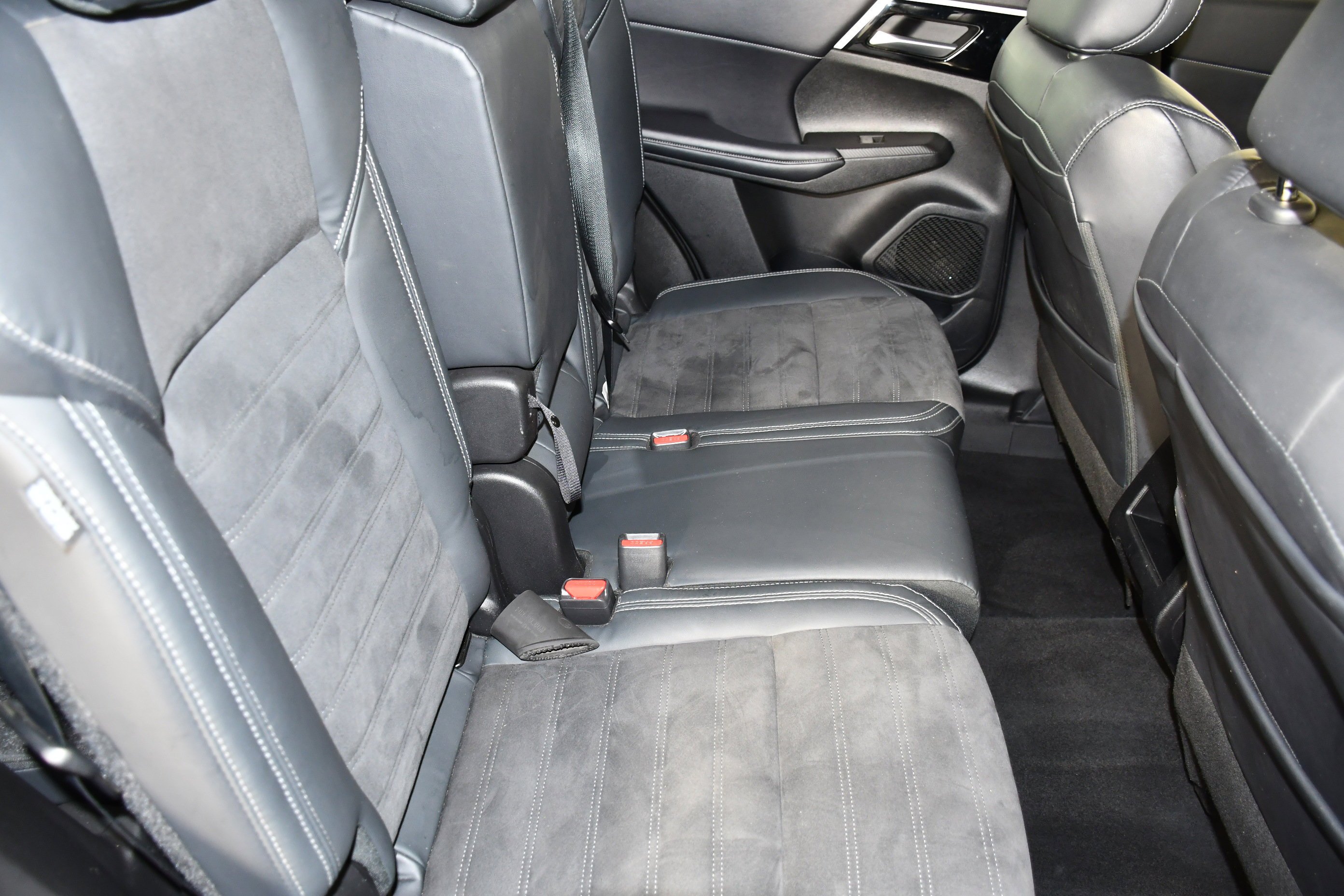 Certified Used 2023 White Diamond Mitsubishi SE image 44