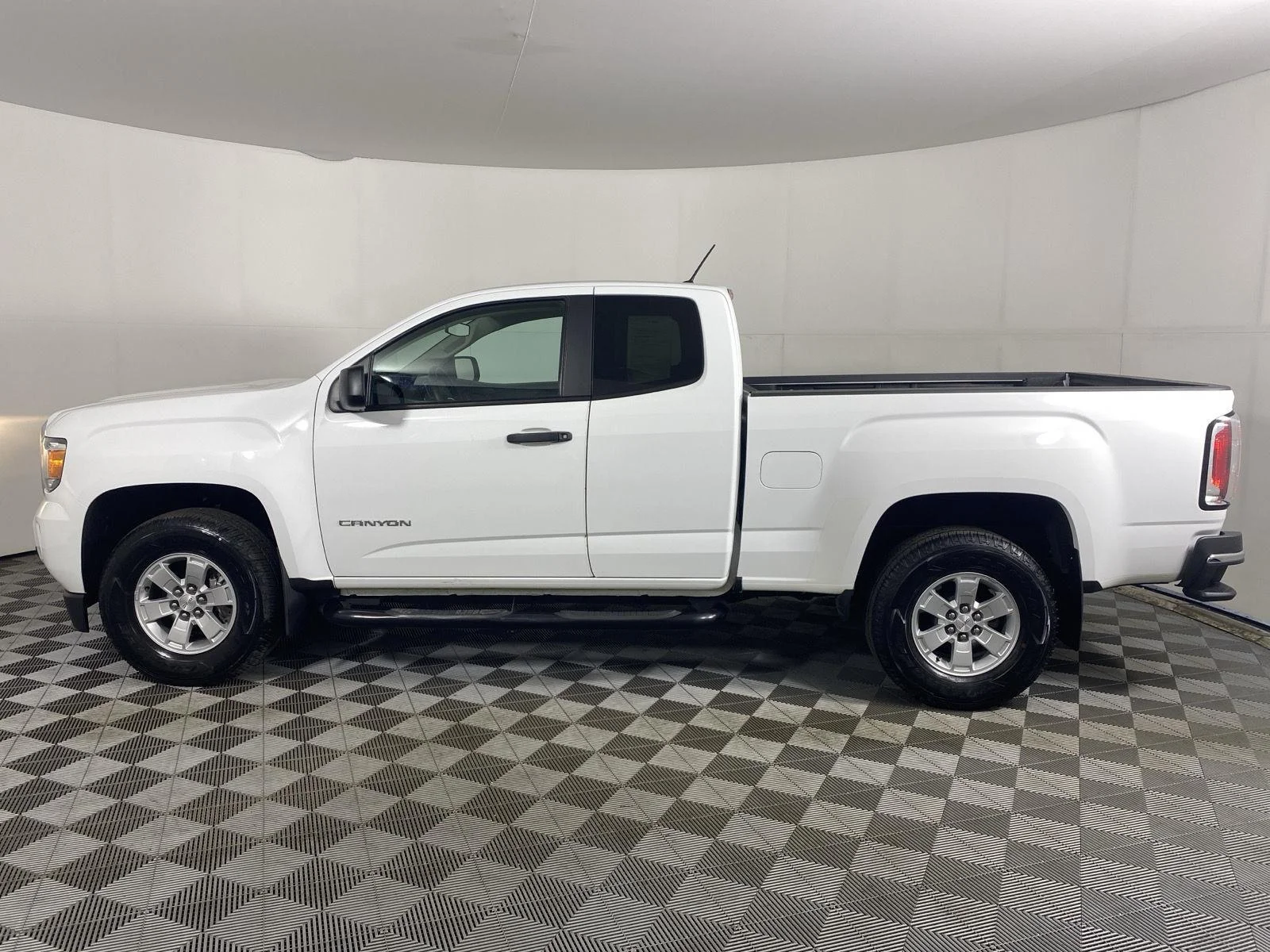 Used 2016 Summit White GMC 2WD image 4