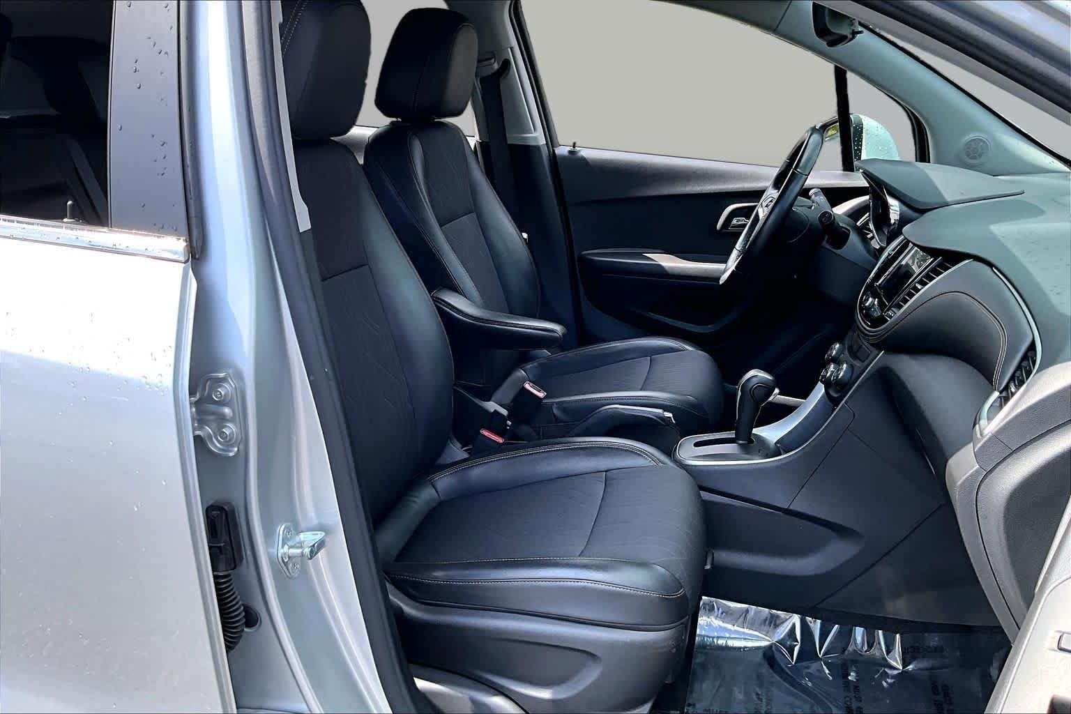 Used 2020 Silver Ice Metallic Chevrolet LT image 9