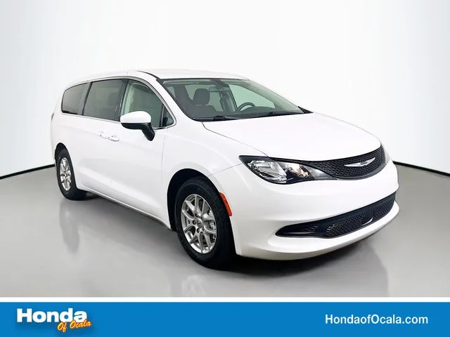 2022 Chrysler Voyager LX's photo