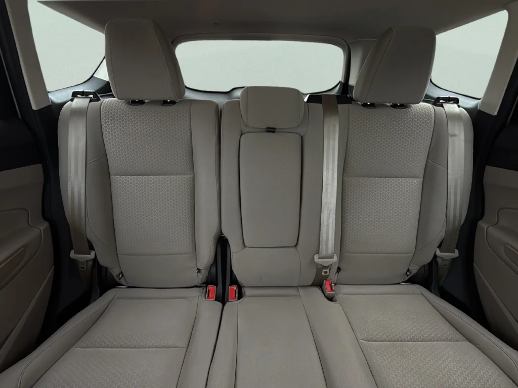 Used 2018 White Gold Metallic Ford SE image 31