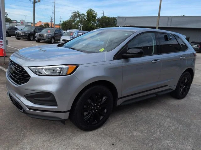 Used 2022 Silver Ford SE image 8
