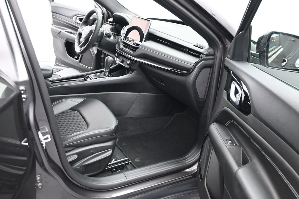 Used 2024  Jeep Latitude image 15