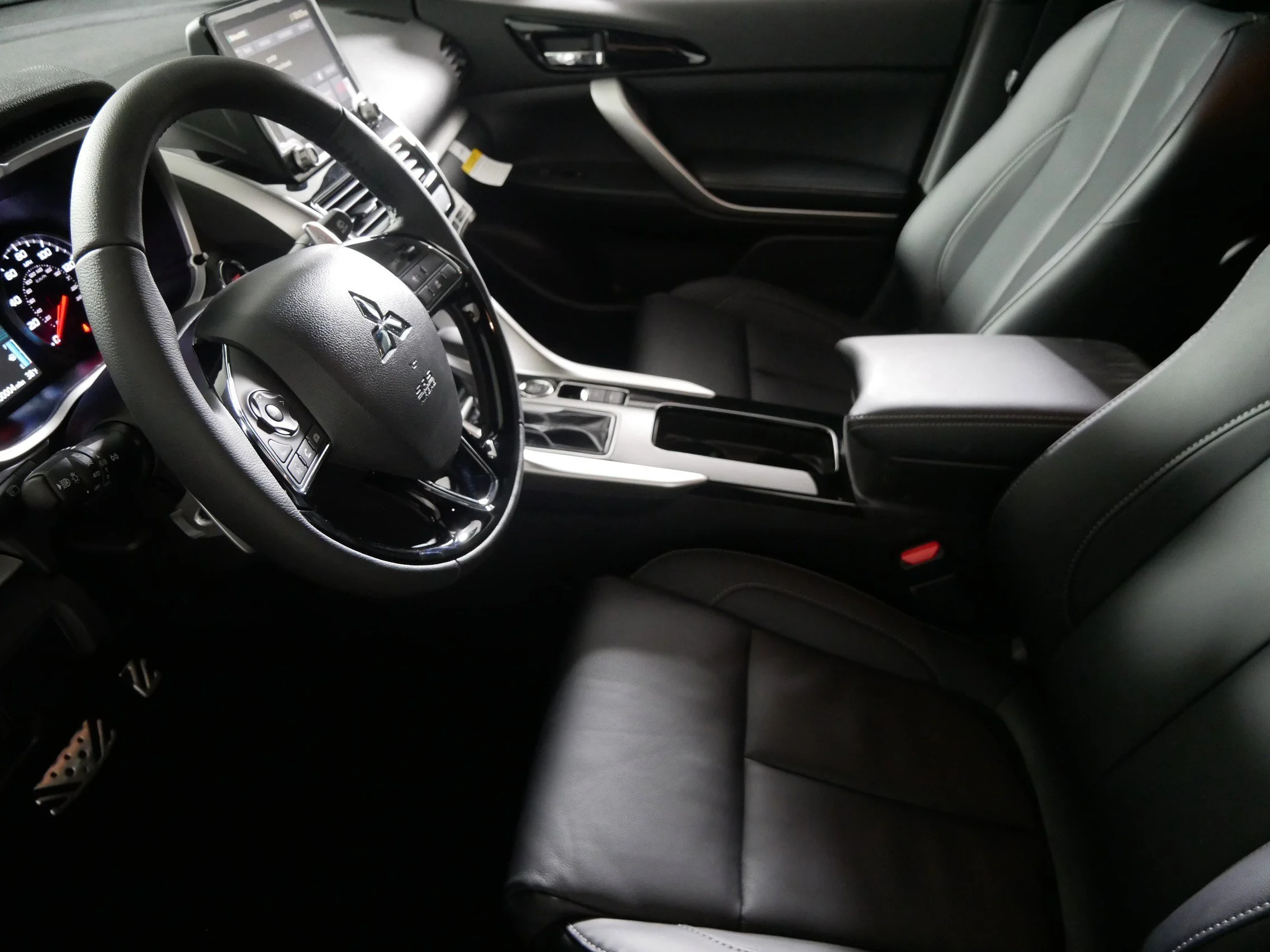 New 2026 Mercury Gray Metallic Mitsubishi SEL image 4