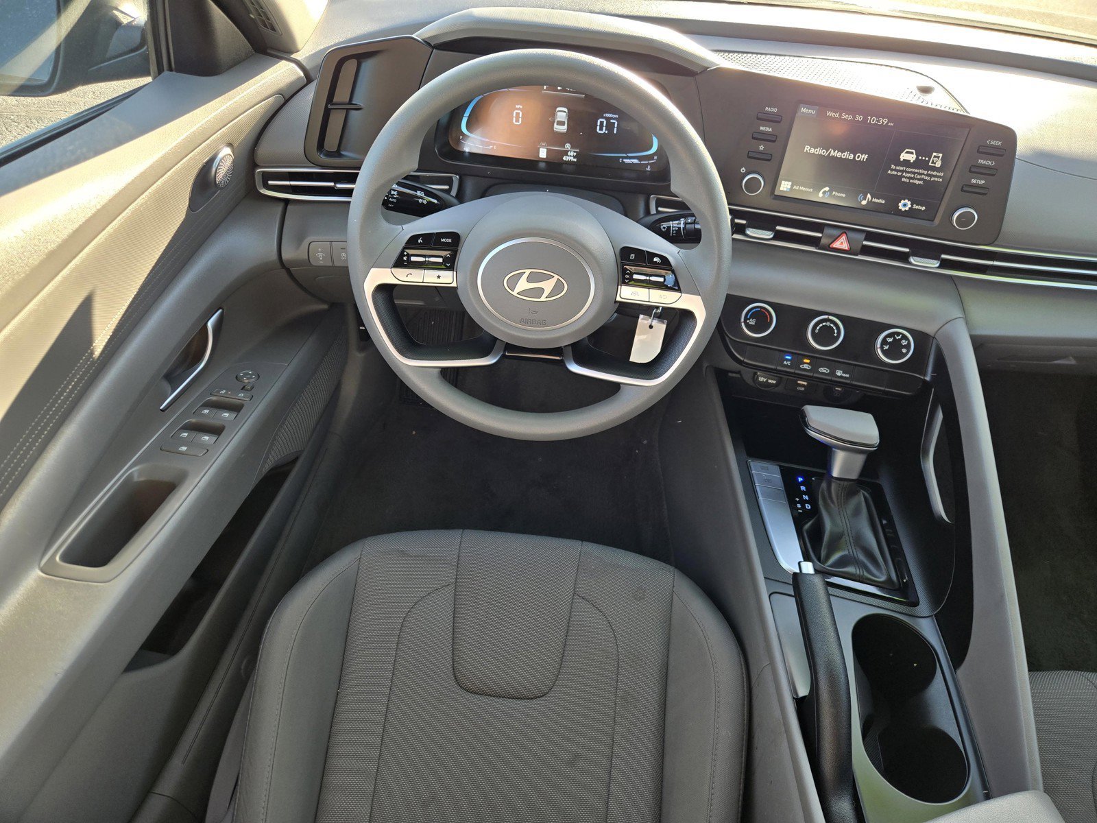 Used 2025 Amazon Gray Hyundai SE image 13