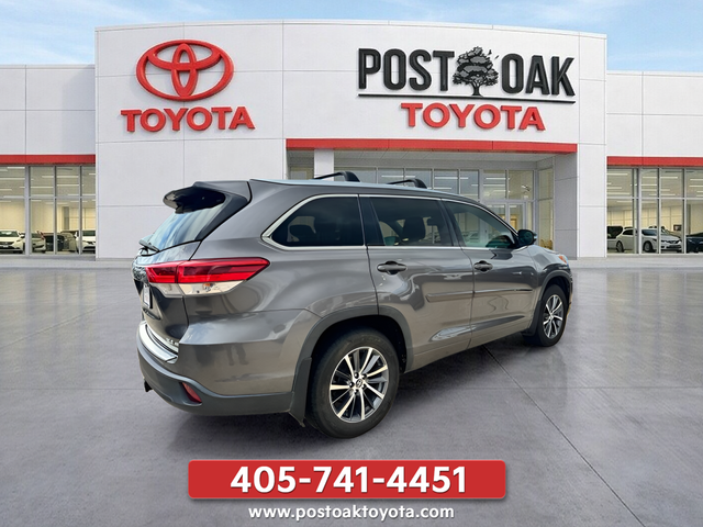 Used 2018 Gray Toyota XLE image 8