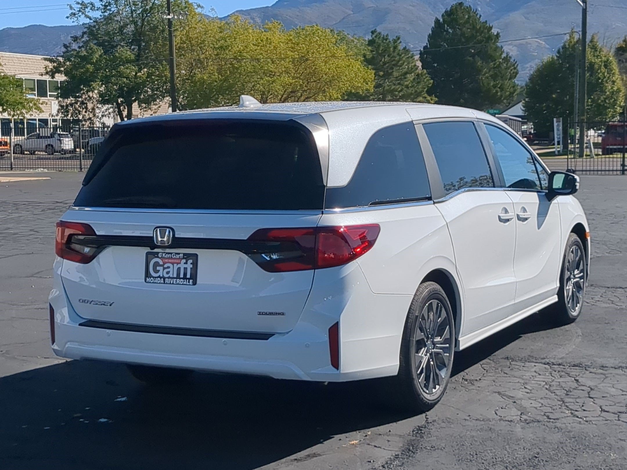 New 2027 Platinum White Pearl Honda Touring image 3