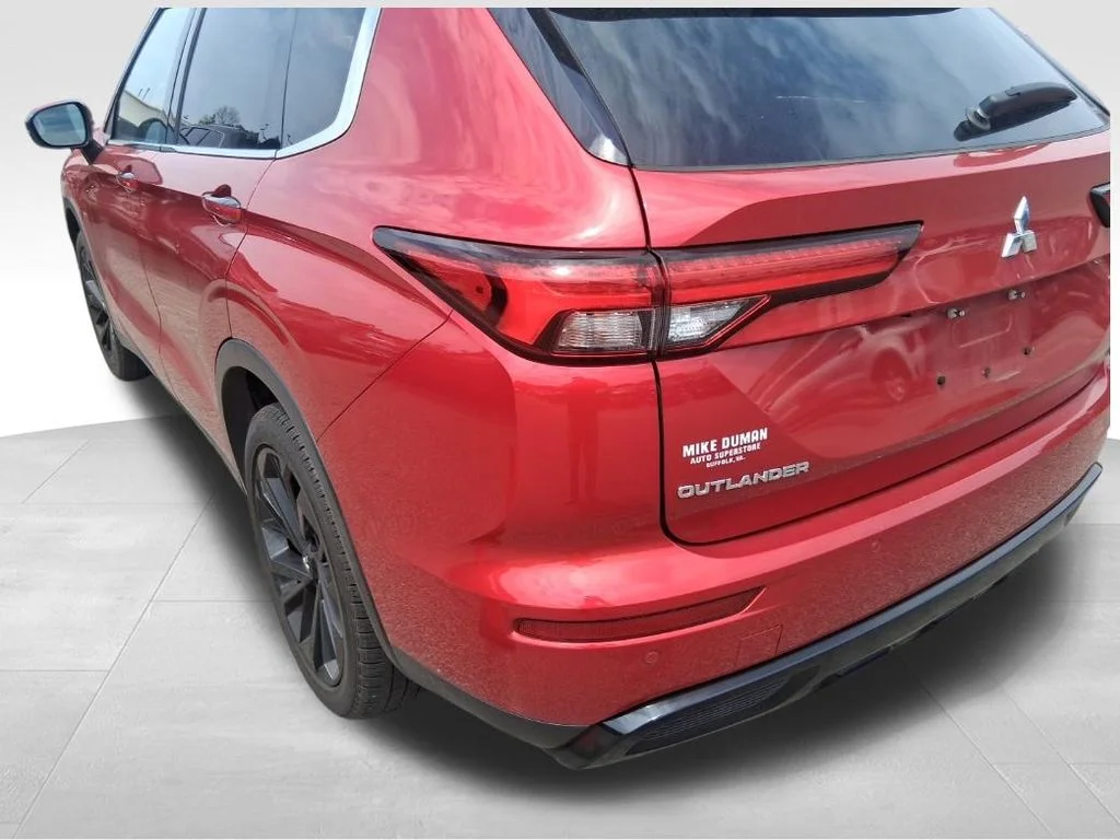Used 2023  Mitsubishi  image 5