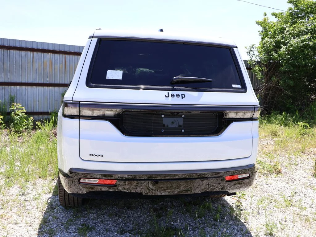 New 2026 Bright White Clear-Coat Exterior Paint Jeep Limited Reserve image 12