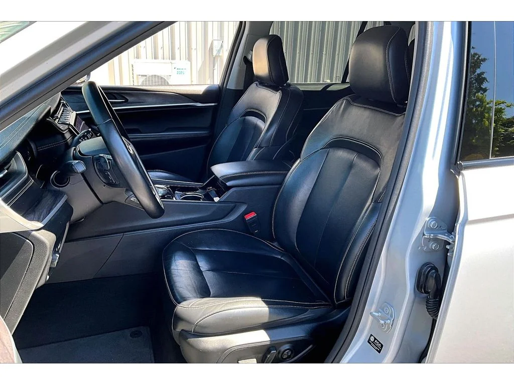 Used 2022 Silver Zynith Jeep Limited image 25