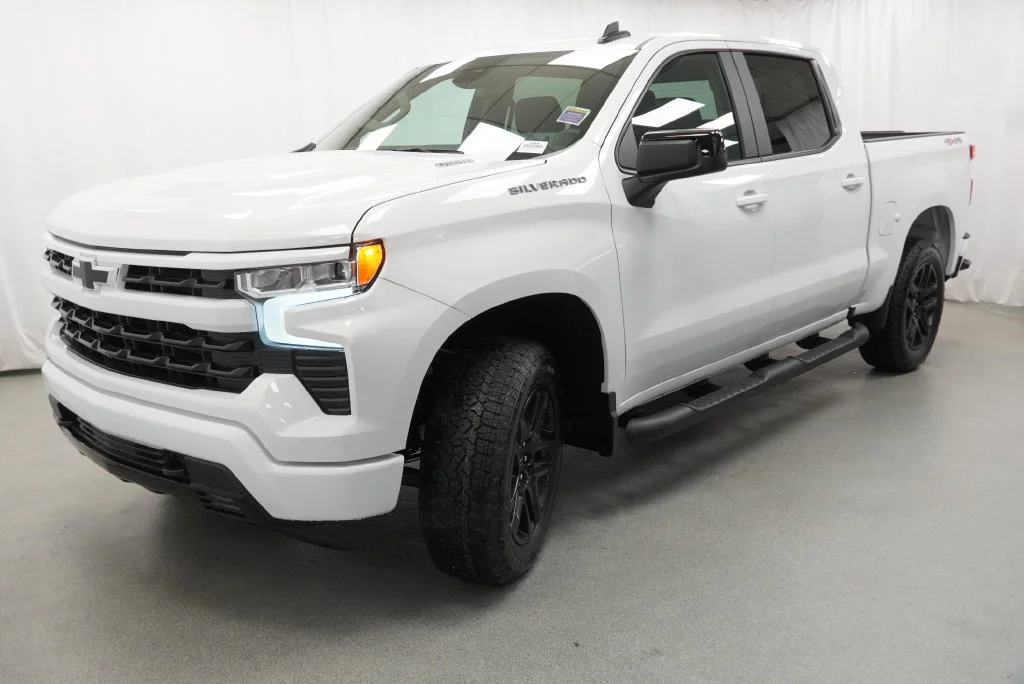 New 2026 Summit White Chevrolet RST image 4