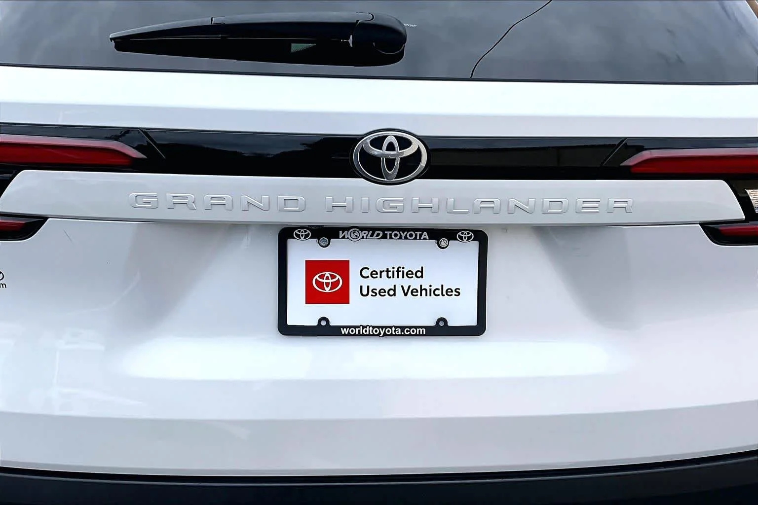 Used 2025 Wind Chill Pearl Toyota LE image 10